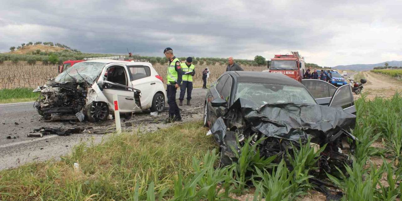Manisa’da Otomobiller Kafa Kafaya Çarpıştı: 1’i Ağır 3 Yaralı