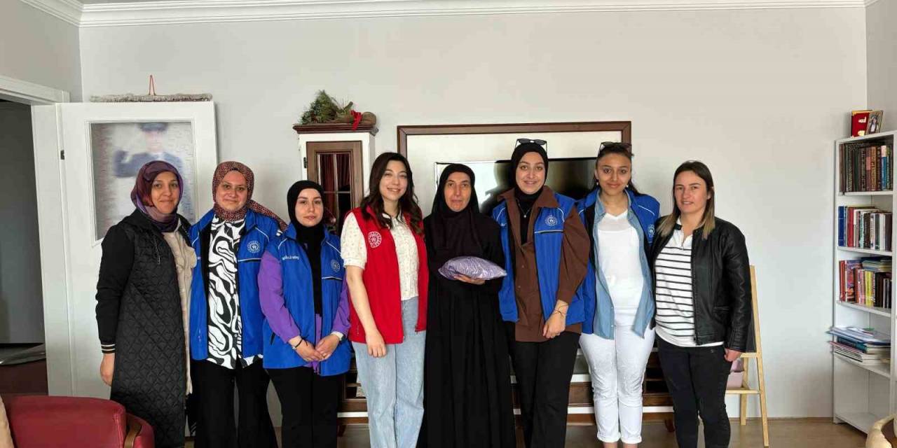 Gönüllü Gençler Depremzede Ve Şehit Annelerini Ziyaret Etti