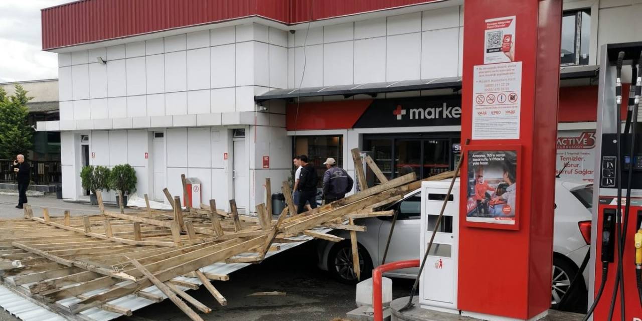 Sakarya’da Akaryakıt İstasyonunun Çatısı Otomobilin Üzerine Düştü