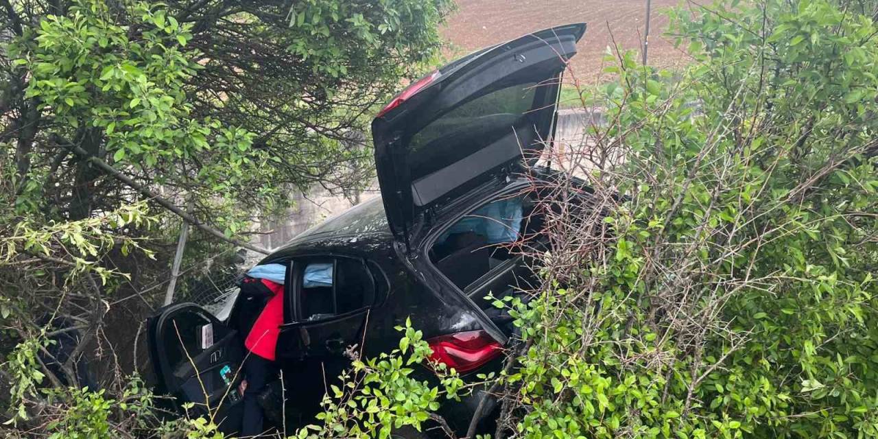 Tem’de Bariyerleri Aşan Otomobil Şarampole Uçtu: 4 Yaralı
