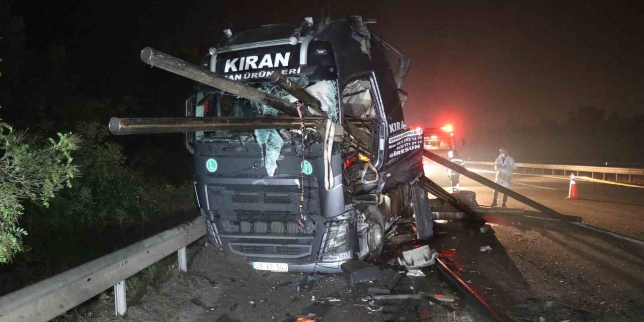 Anadolu Otoyolu’nda Feci Kaza: Demir Borular Tırın Ön Camından Çıktı