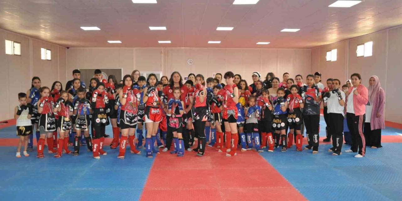 Dünya Şampiyonu Muay Thai Sporcular Anneleriyle Müsabakalara Hazırlanıyor
