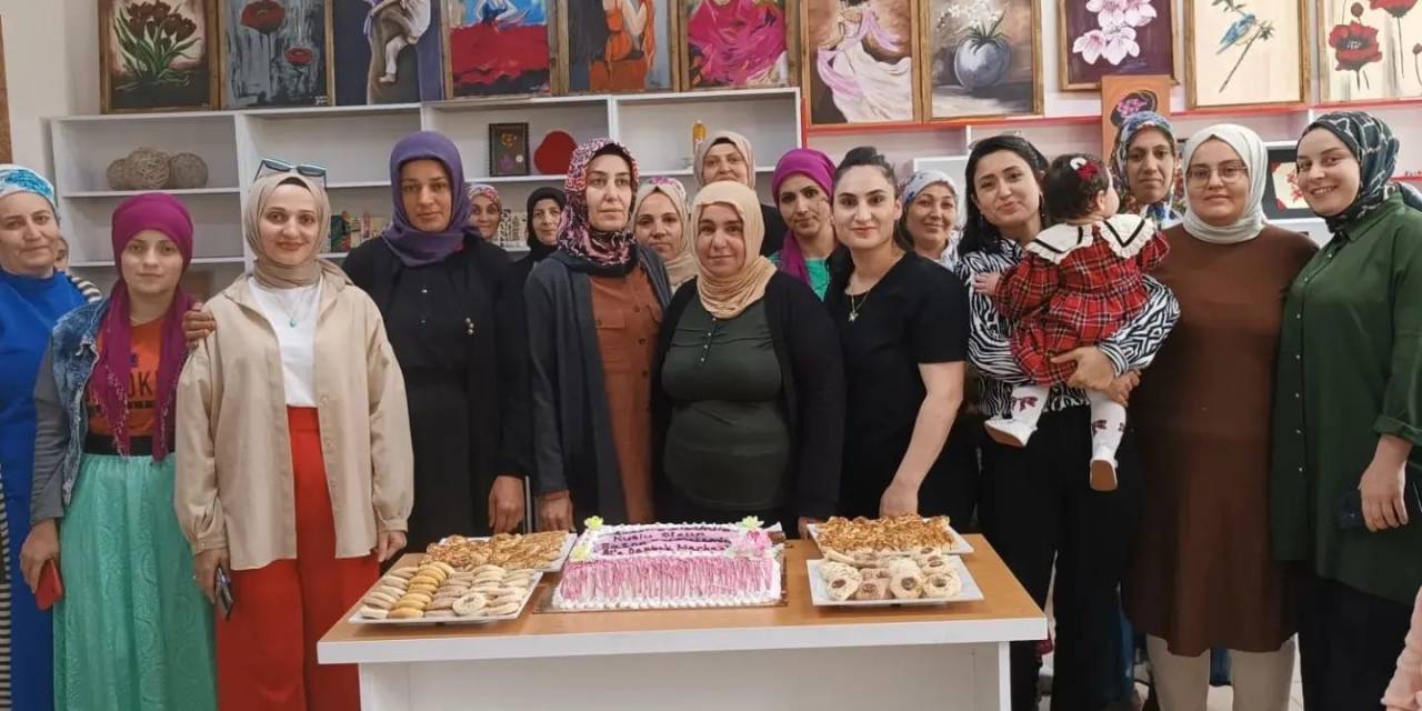 Şehit Annesinin Anneler Günü’nü Pasta Keserek Kutladılar