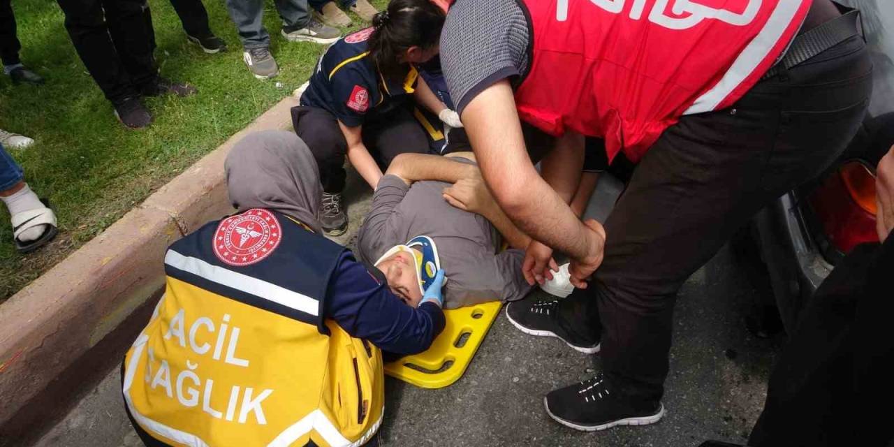 Yol Kenarındaki Arkadaşına Bakarken Otomobile Arkadan Çarptı