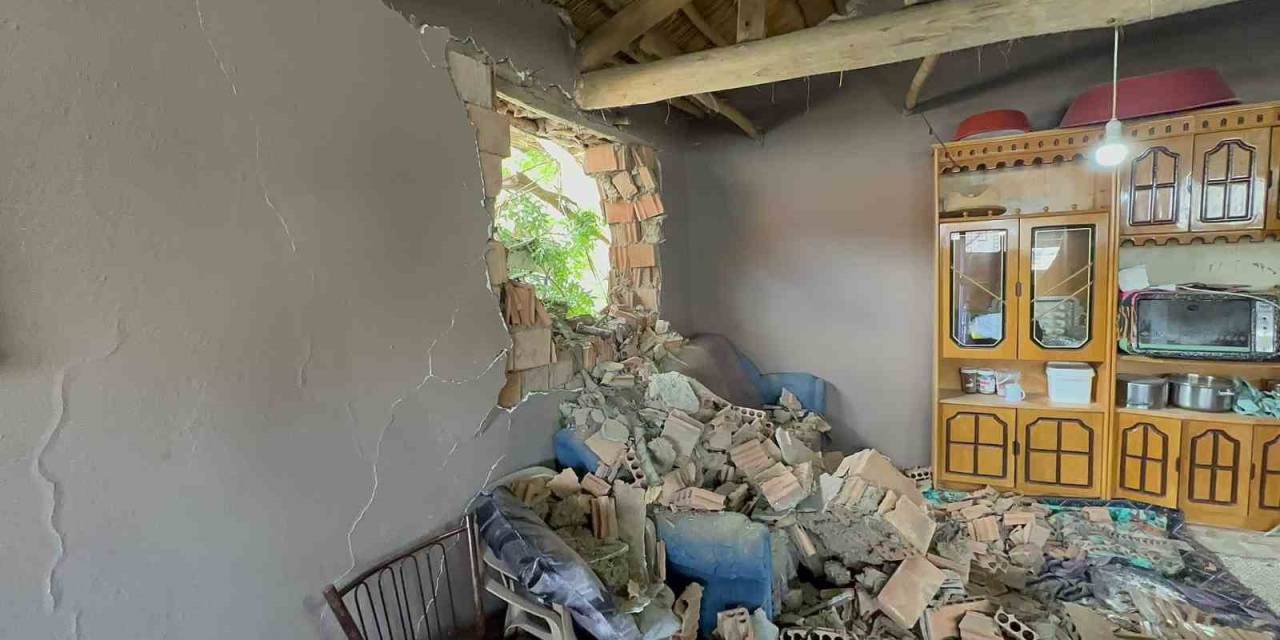 Kontrolden Çıkan Patpat Evin Oturma Odasından İçeri Girdi