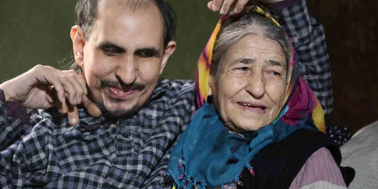 Hayatta Kalan Tek Oğluna 40 Yıldır Bebek Gibi Bakıyor