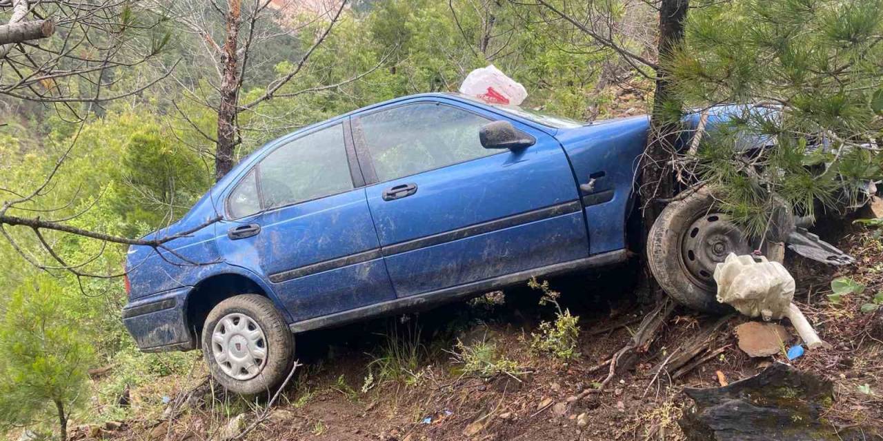 Sürücüsün Hakimiyetini Kaybettiği Otomobil Uçuruma Yuvarlandı: 2 Yaralı