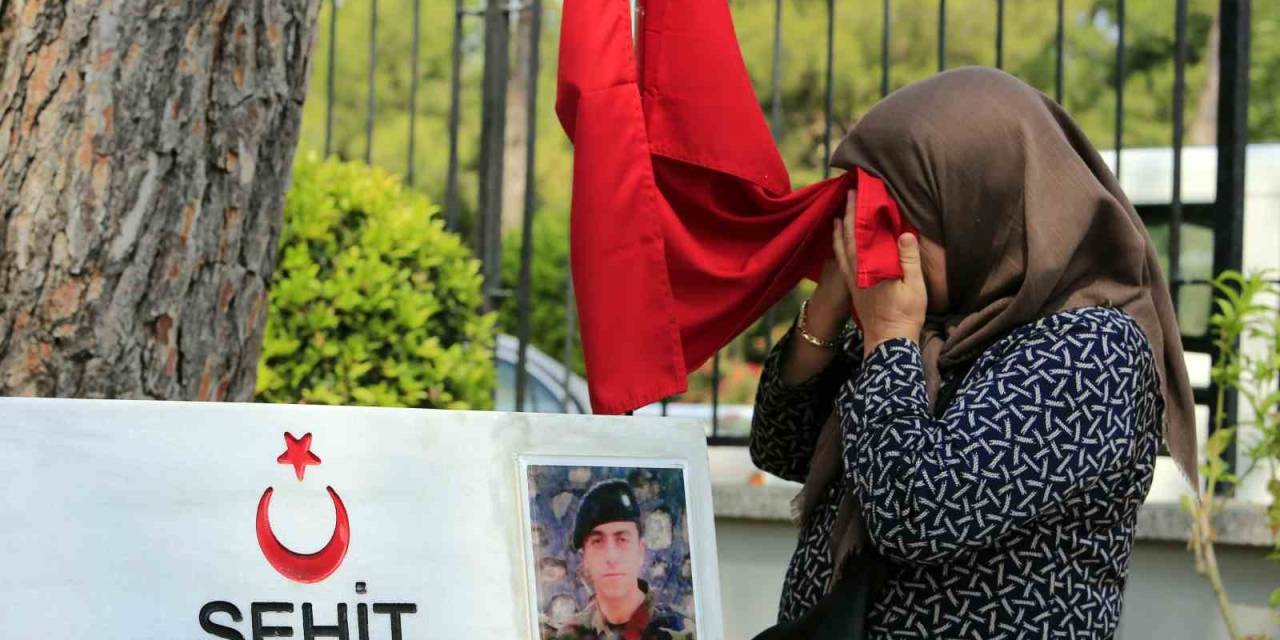 Şehit Kabirlerinde Buruk Anneler Günü