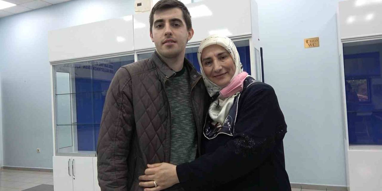 29 Yıldır Otizmli Çocuğuna Gözü Gibi Bakıyor