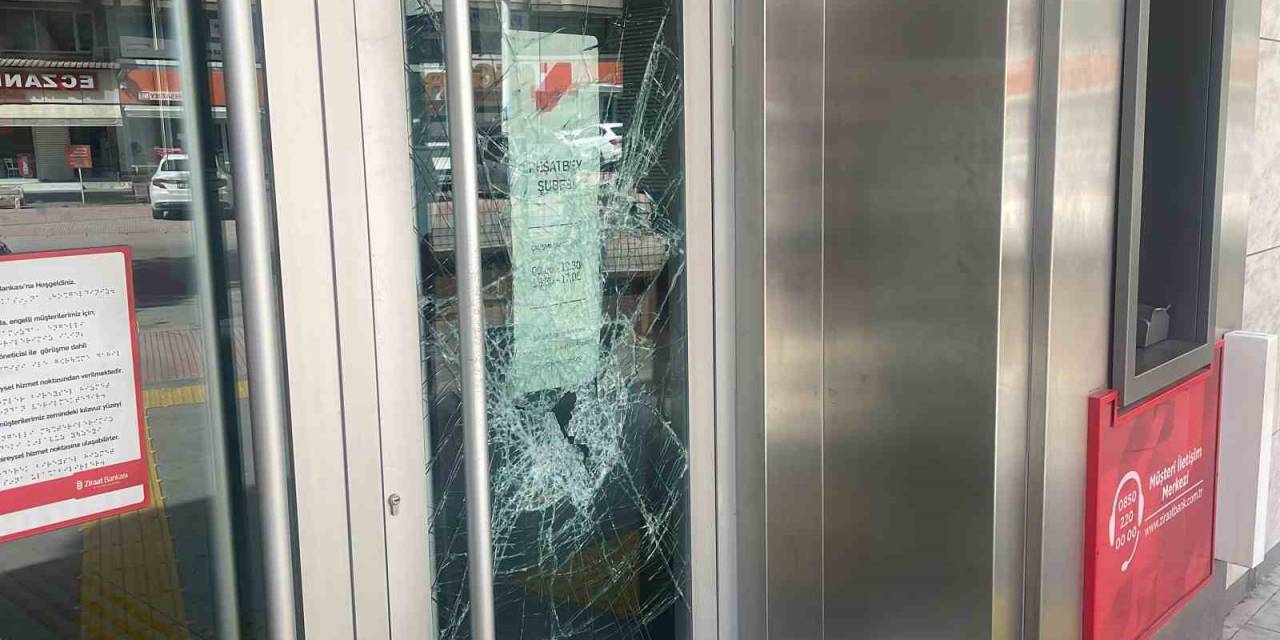 Adana’da Madde Bağımlısı İki Kişi Ziraat Bankası’nın Camlarını Kırdı