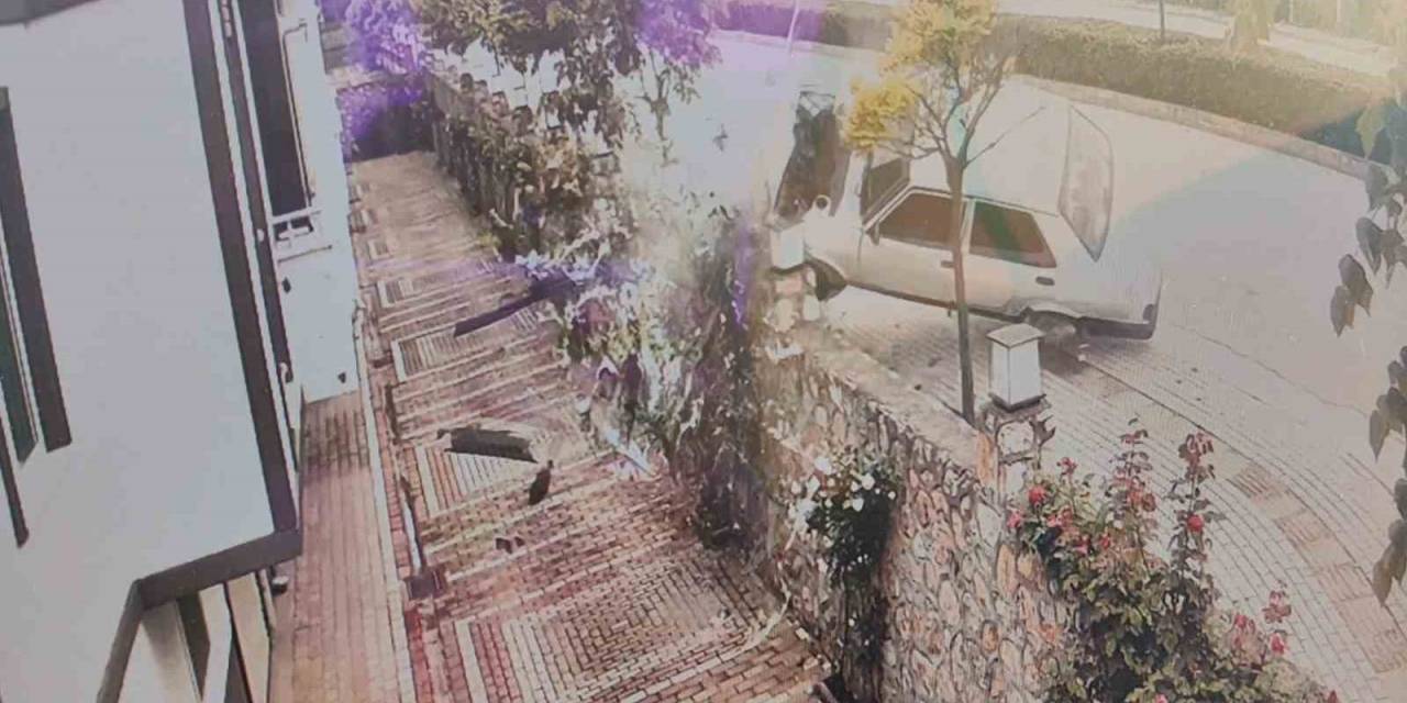 Sürücünün Kontrolünden Çıkan Otomobil Ağaca Çarpıp Devrildi