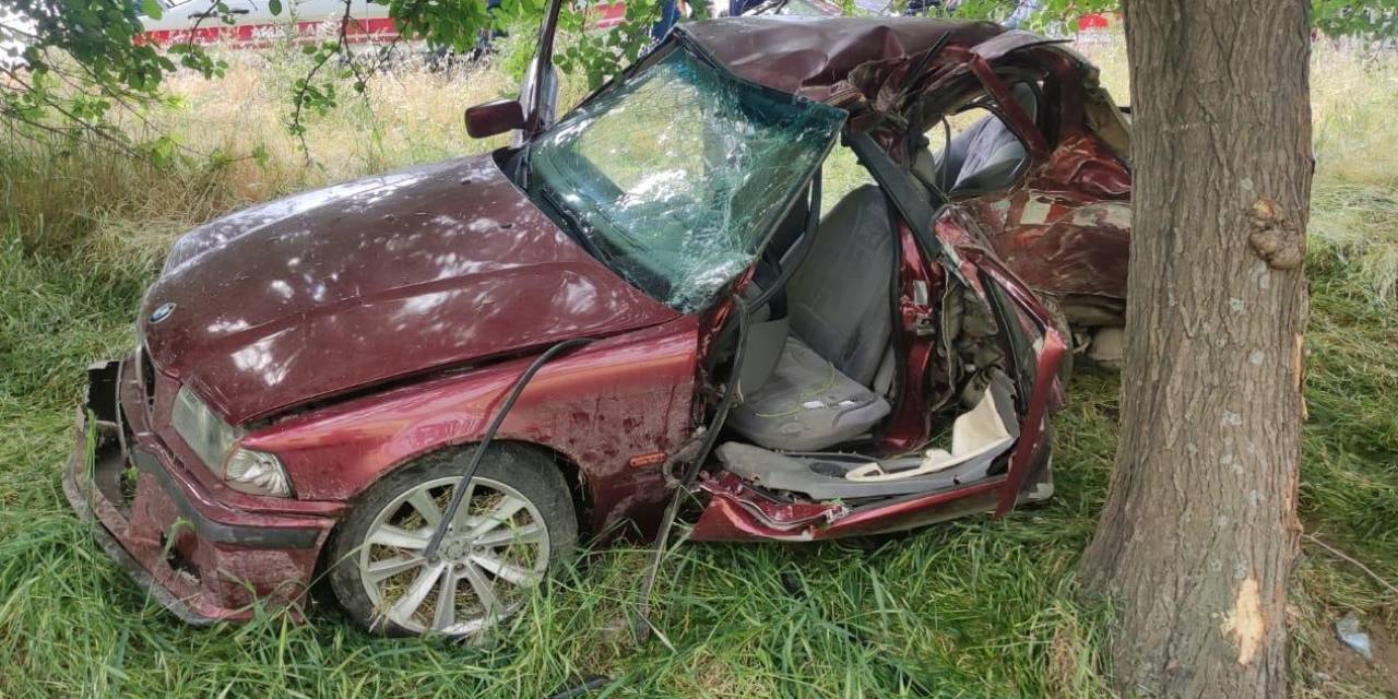 Adıyaman’da Otomobil Ağaca Çarptı: 1 Ölü, 1 Yaralı