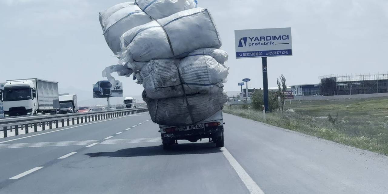 Trafikte “Devrildi Devrilecek” Kamyonet Şok Etti