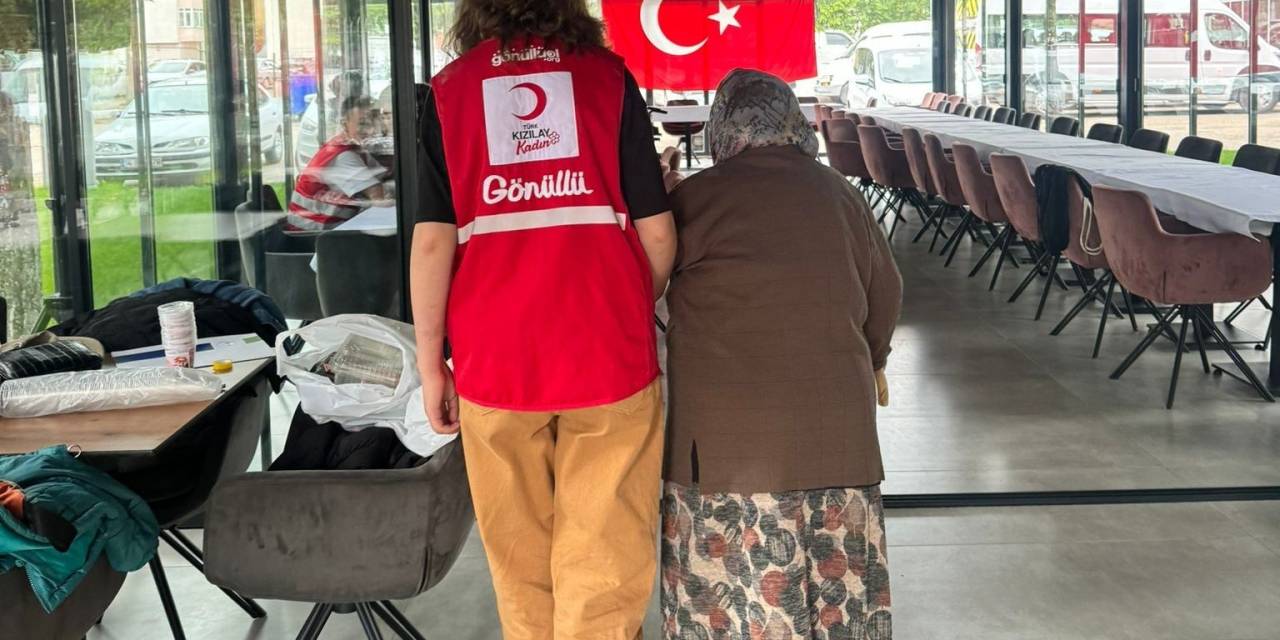 Huzurevindeki Anneler Unutulmadı