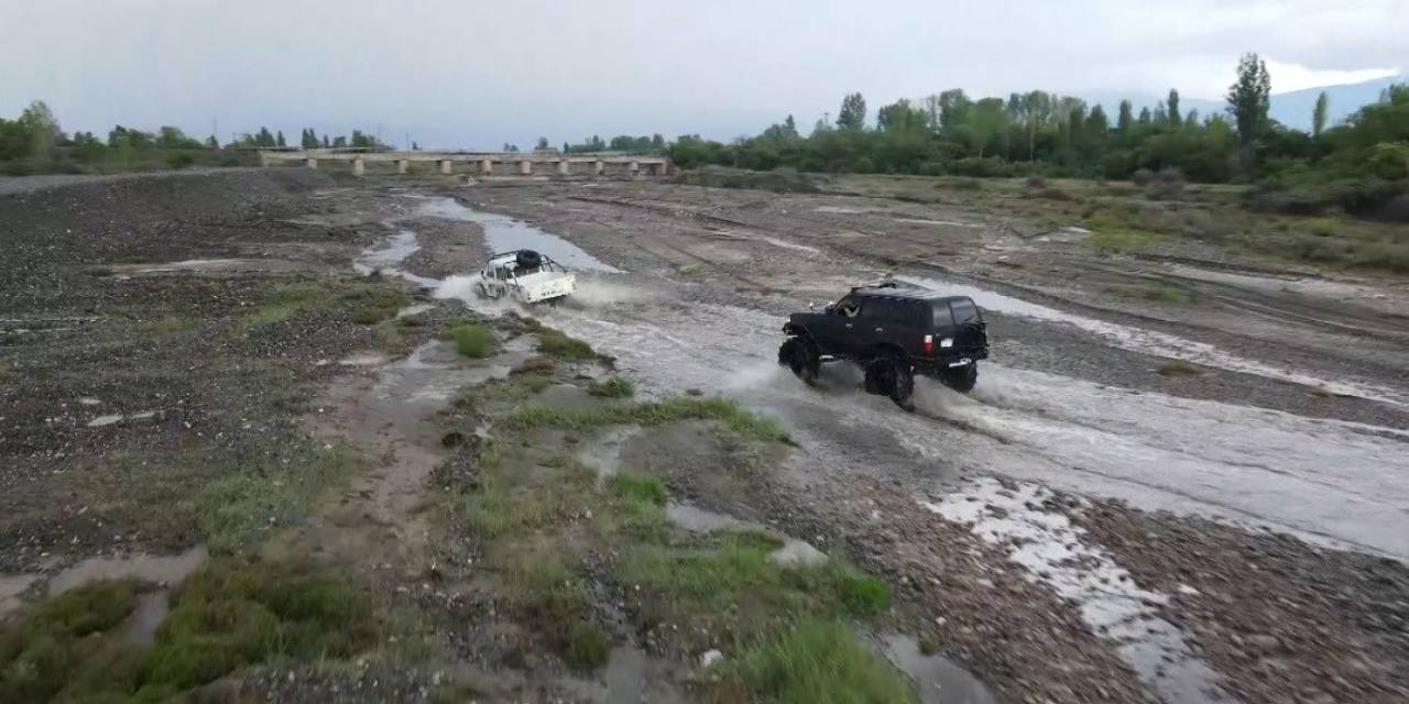 Erzincan’da Bol Çamurlu Derede Off Road