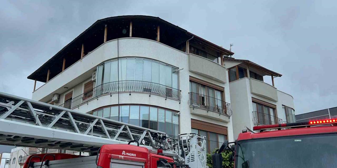 Hatay’da 3 Katlı Binanın Çatısındaki Yangın Kamerada