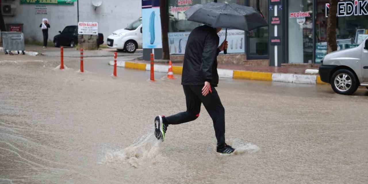 Elazığ’da Sağanak Hayatı Felç Etti