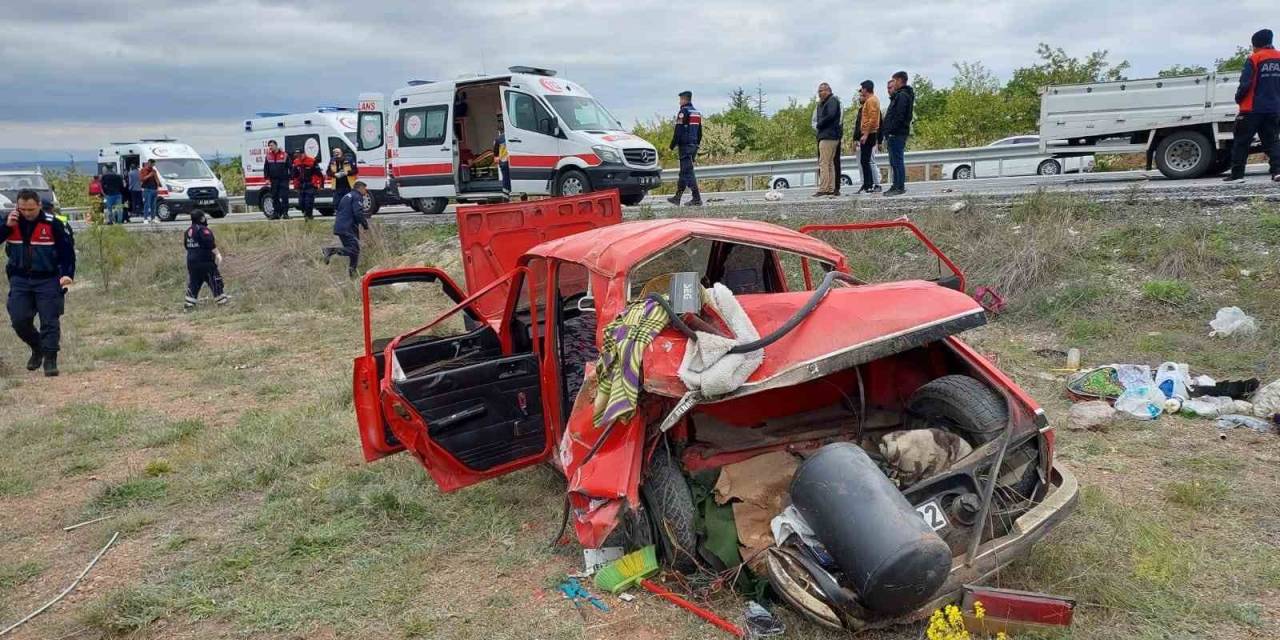 Nişan Merasimi Dönüşü Otomobil İle Kamyonet Çarpıştı: 1 Ölü, 5 Yaralı
