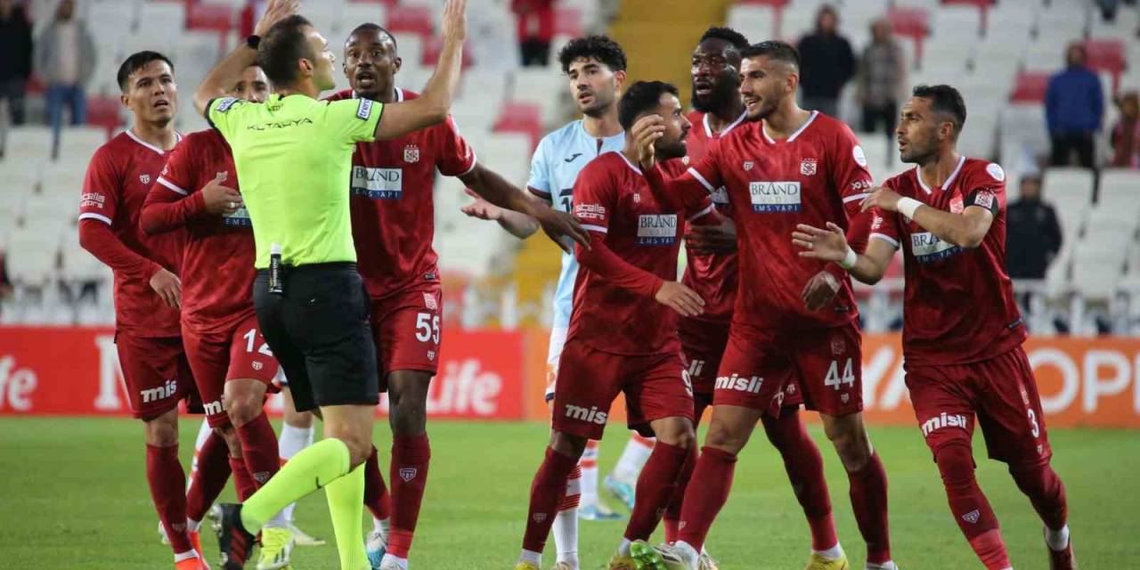 Sivasspor’da İbrahim Akdağ Kırmızı Kart Gördü