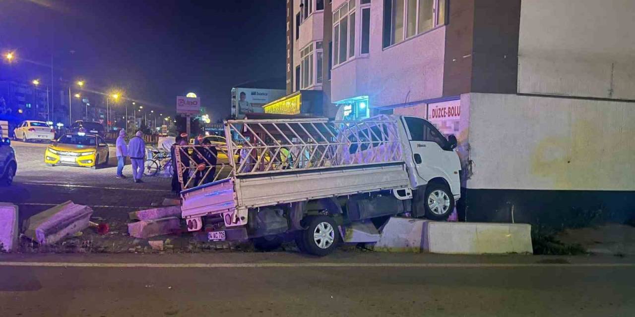 Virajı Alamayan Kamyonet Dükkanlara Daldı