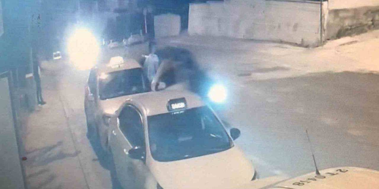 Kapıyı Açıp Taksiden İndiği Esnada Otomobil Böyle Çarptı