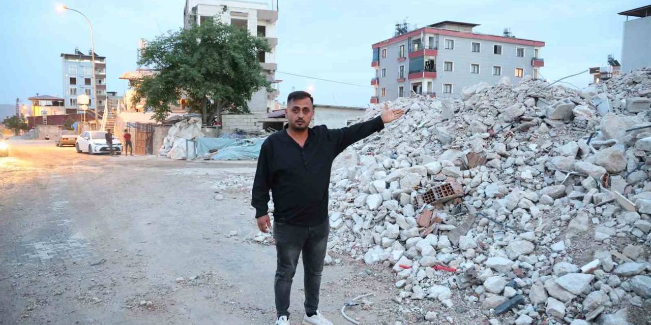 Hayvansever Vatandaşın Yıkımı Gerçekleştirilen Hasarlı Binadan Yavru Köpekleri Kurtardığı Anlar Kamerada