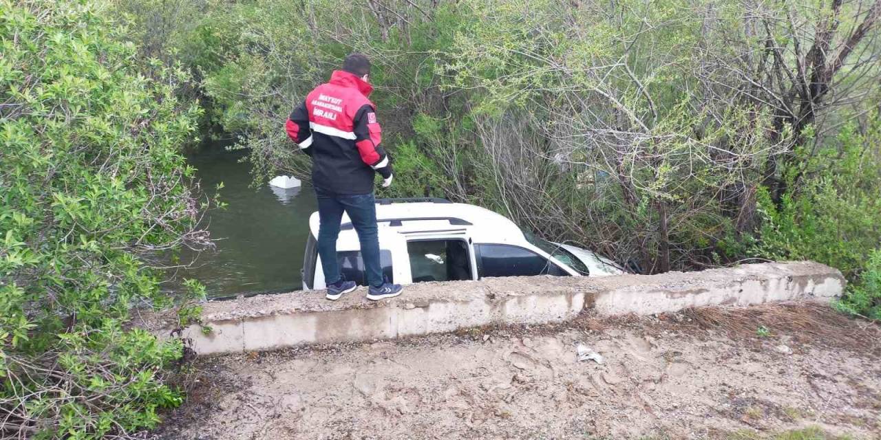 Otomobil Dereye Uçtu: 1’i Çocuk 3 Kişi Yaralandı