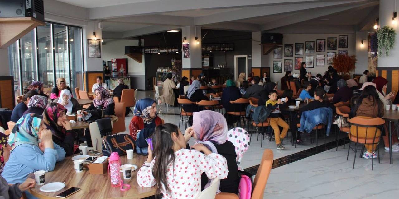 Bayburt’ta Anneler Günü Dolayısıyla Eğlence Programı Düzenledi