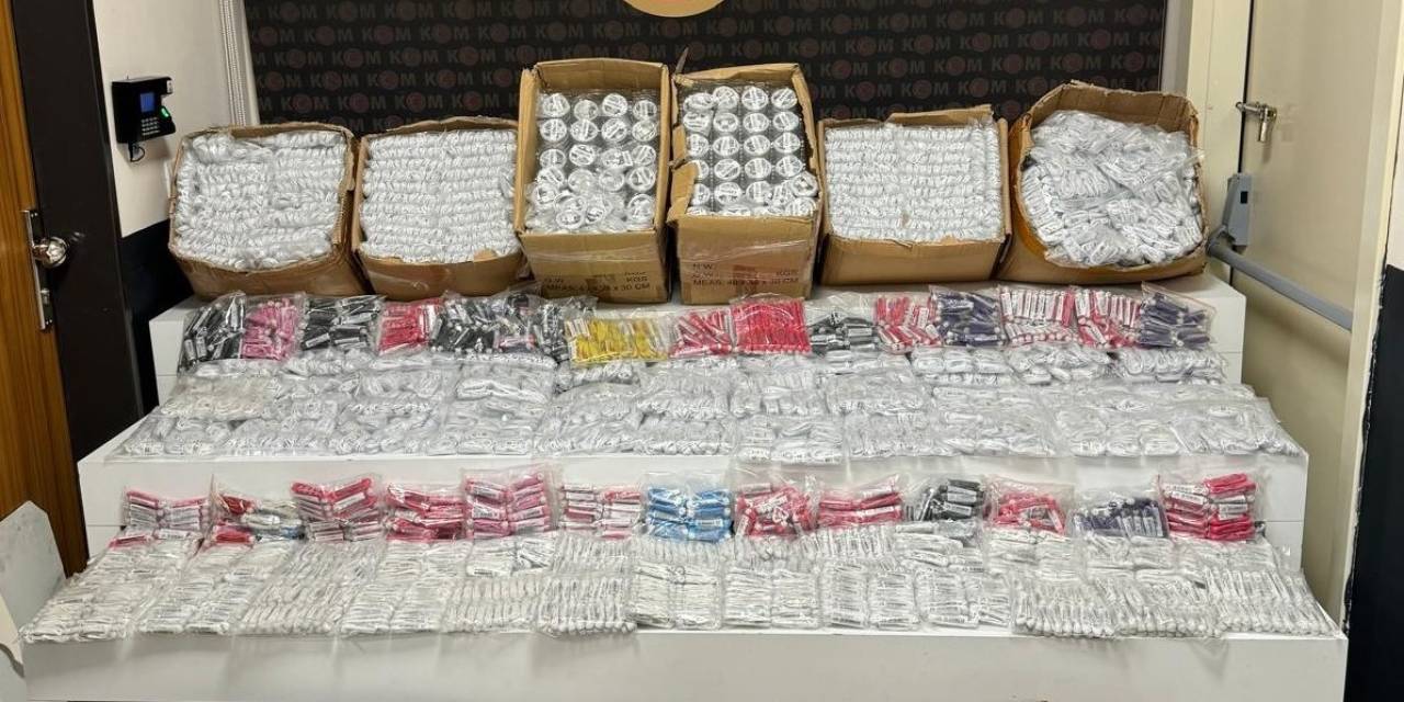 Polis Kaçak Elektronik Ürünler Ele Geçirdi