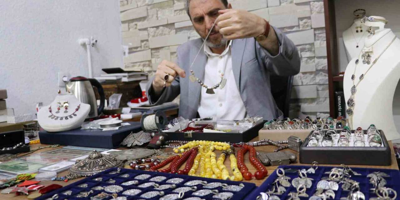 Baba Mesleğini Sürdürerek Köylerden Topladığı Antika Eşyaları Satıyor