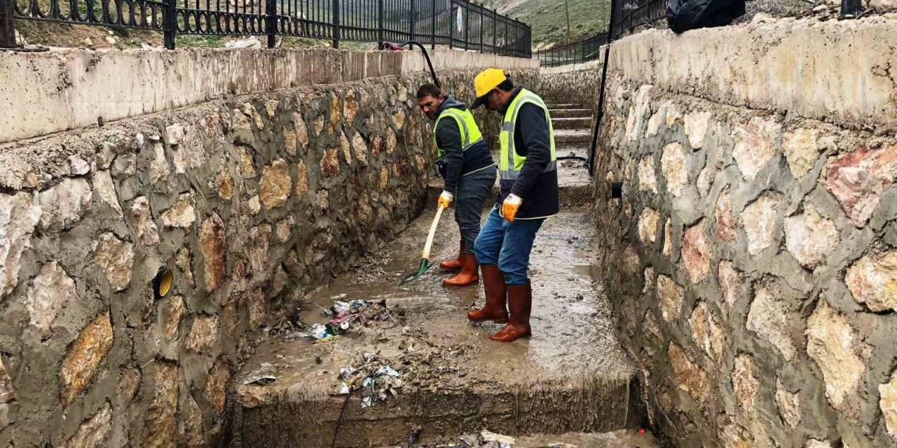 Belediye Ekipleri Taşkın Koruma Kanallarını Temizledi