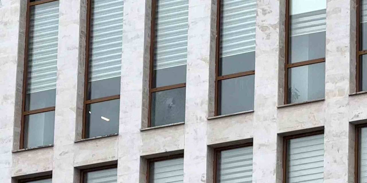 Arnavutköy Kaymakamlığı’na Kurşun İsabet Etti, Polis Harekete Geçti