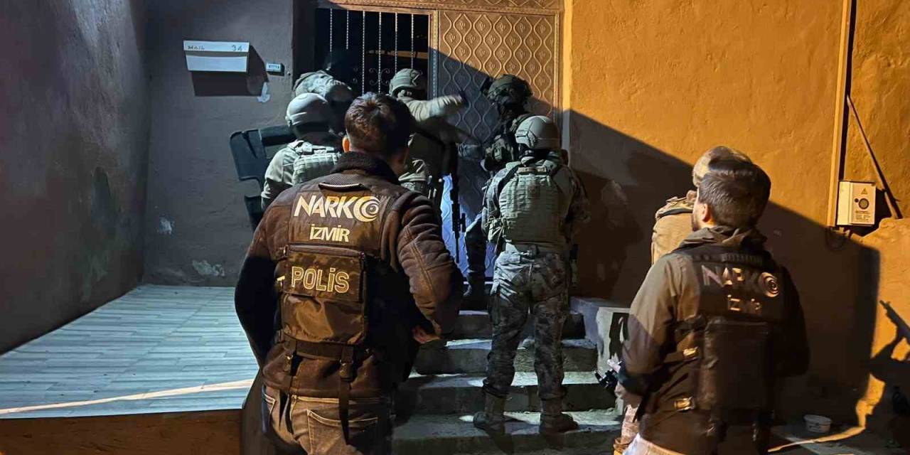 İzmir’de Ünlü Gece Kulübüne Uyuşturucu Baskını: 3’ü Polis 24 Gözaltı