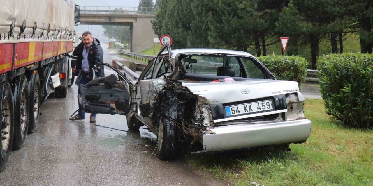 Sapağı Kaçıran Otomobil Geri Gelirken Faciaya Yol Açıyordu: 2 Yaralı