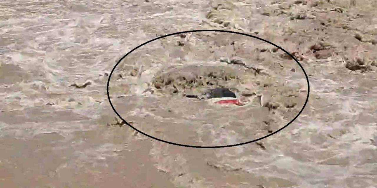 Sel Sularına Kapılan Araçtaki 2 Kişi Yaralandı