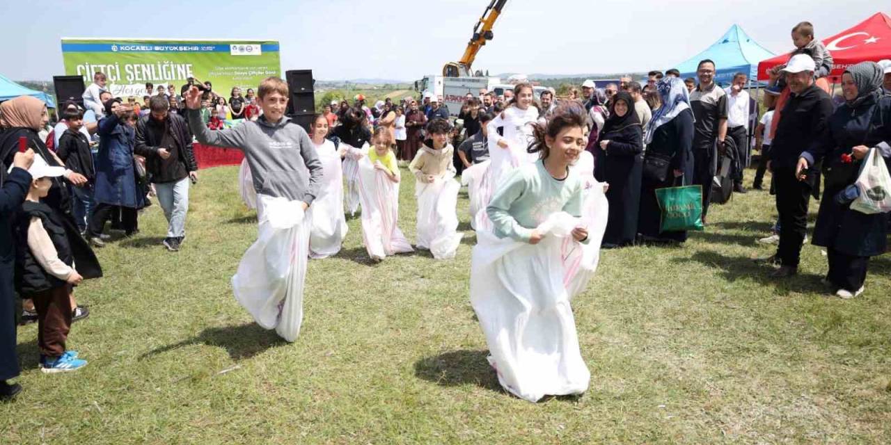 Çiftçiler Ve Aileleri Kıyasıya Yarıştı