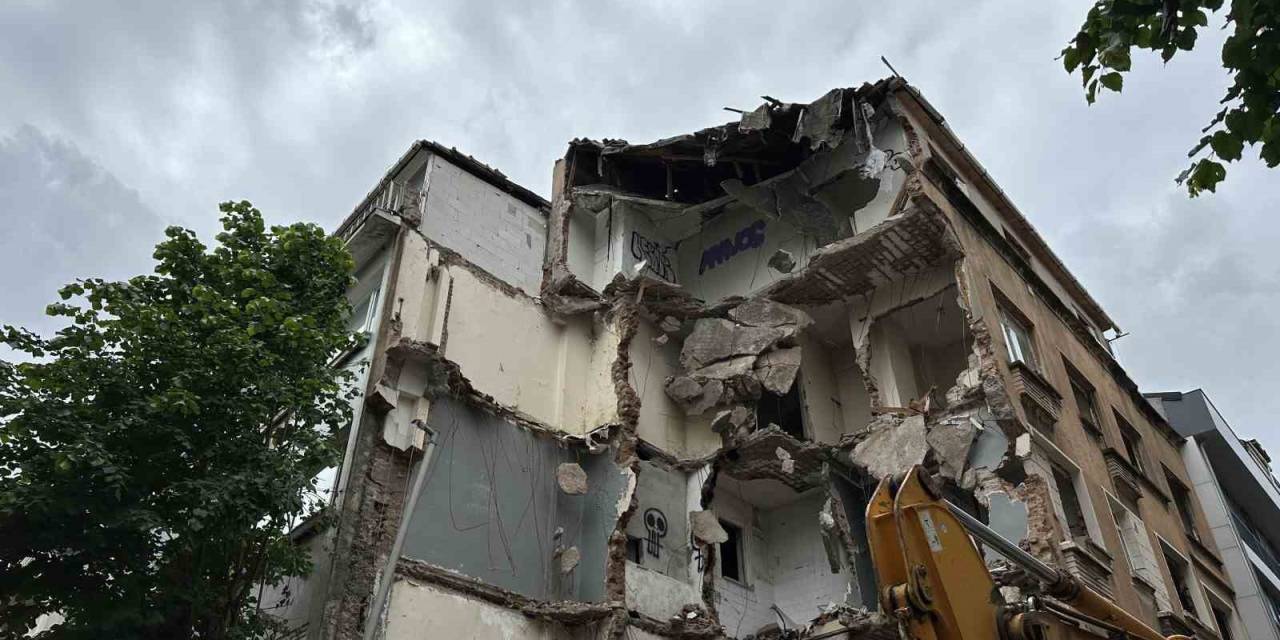 Şişli’de Akıl Almaz Olay: Kepçe Ünlü Oyuncunun Duvarını Yıktı, Kadın Şoke Oldu