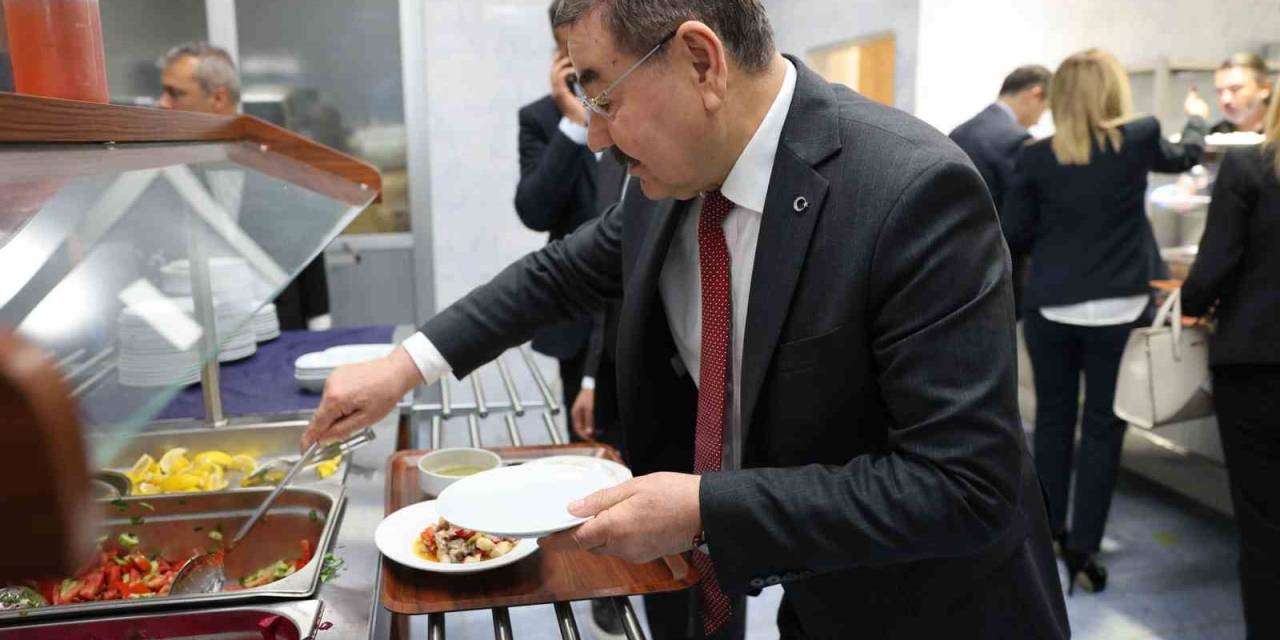 Gölbaşı Belediye Başkanı Odabaşı, Belediye Yemekhanesinde Yedi