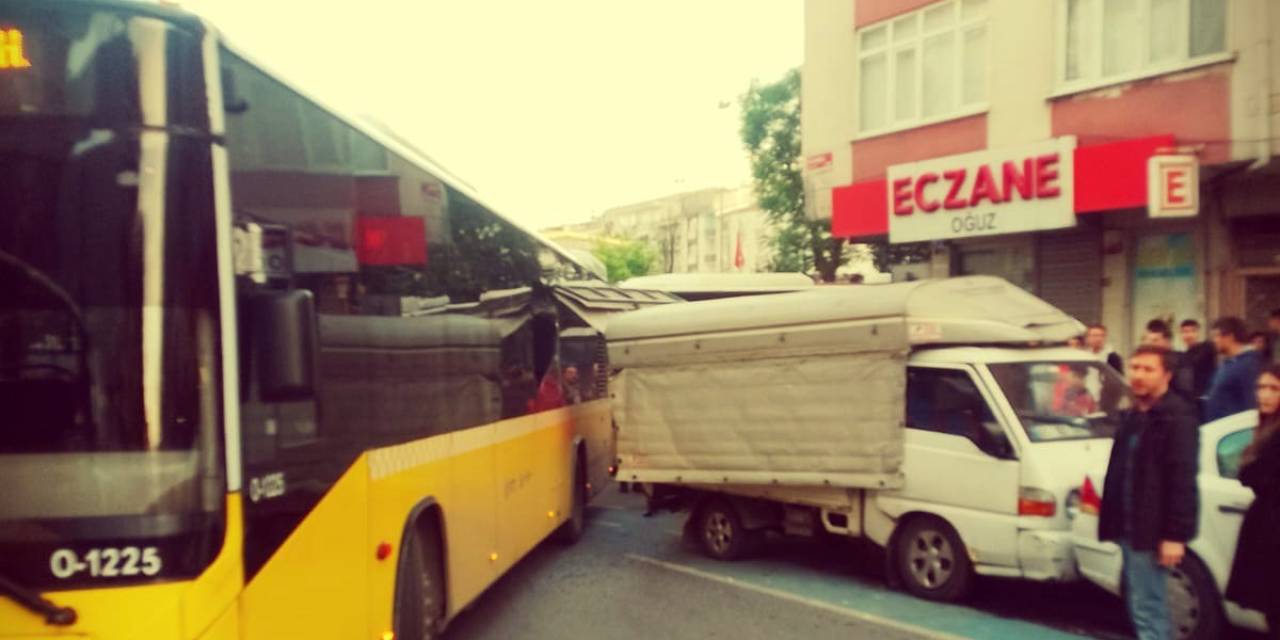 İett Otobüsü Patates Yüklü Kamyonete Çarptı: Seyyar Satıcı, Şoförü "Canını Alacağım" Diye Tehdit Etti