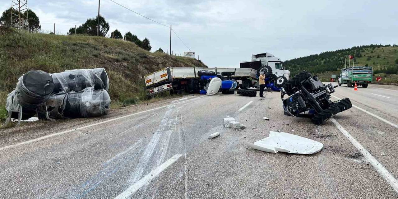 Traktör Yüklü Tır Şarampole Devrildi