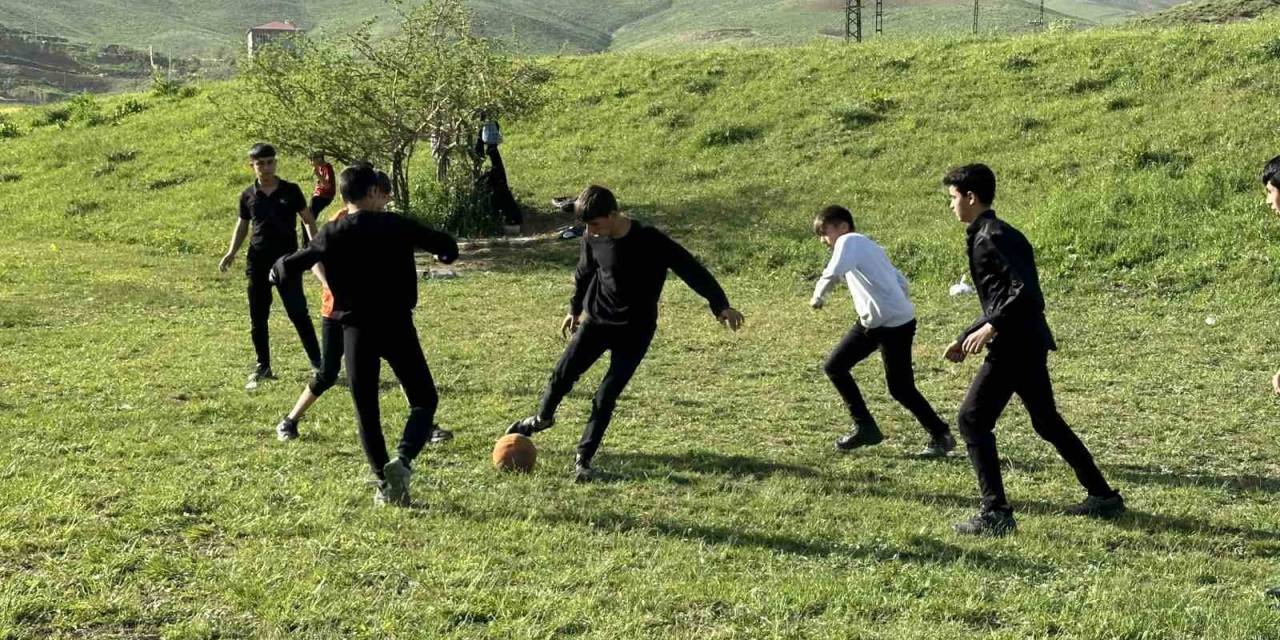 Boş Arazide Kıran Kırana Top Oynayan Gençler Futbol Sahası İstiyor