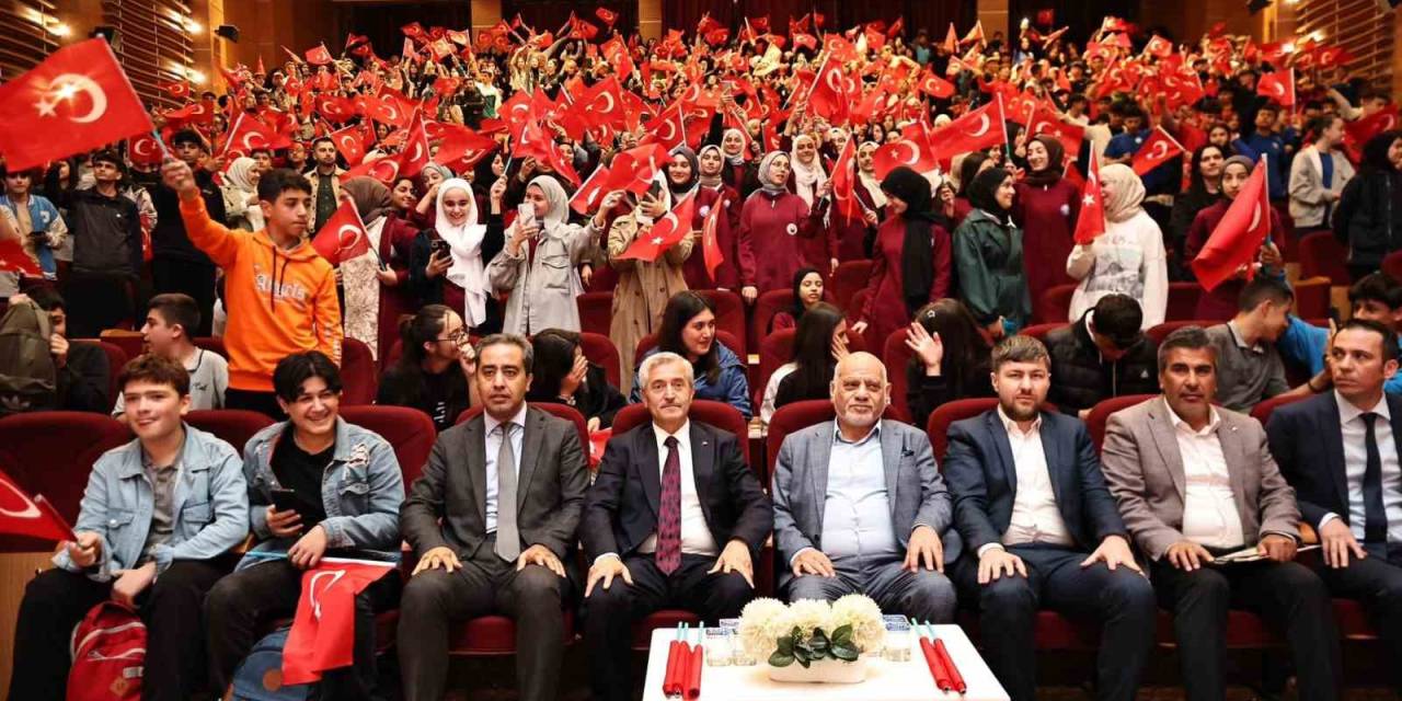 Gazi Torunları Çanakkale’de Ecdada Dua Ediyor