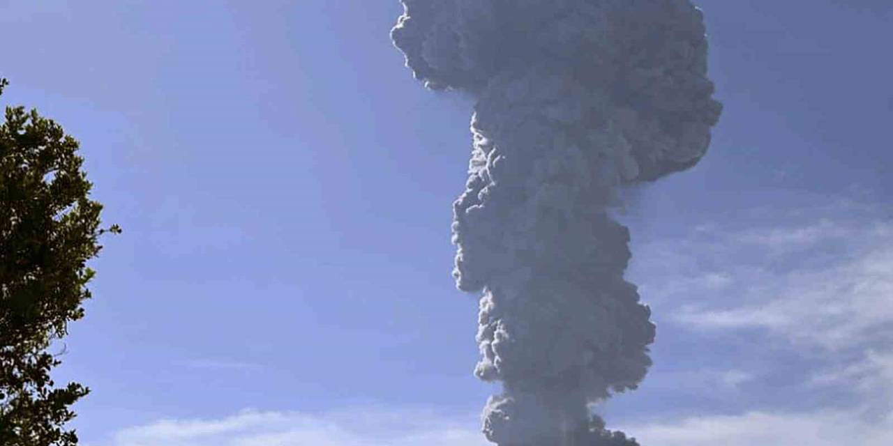 Endonezya’daki Ibu Yanardağı’nda Patlama