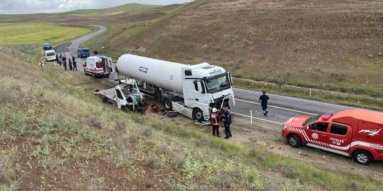 Malatya’da Tır İle Kamyonet Kafa Kafaya Çarpıştı: 1 Ölü