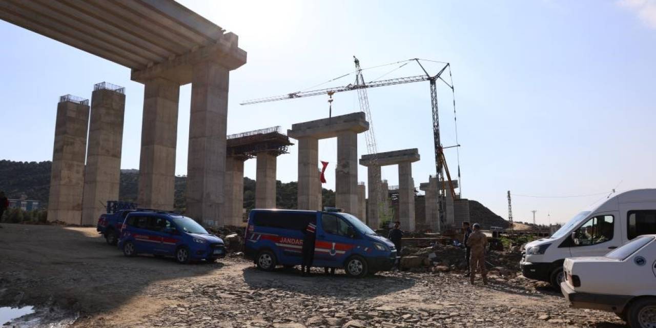 Otoyol İnşaatında Vinç Devrildi: 1 Ölü