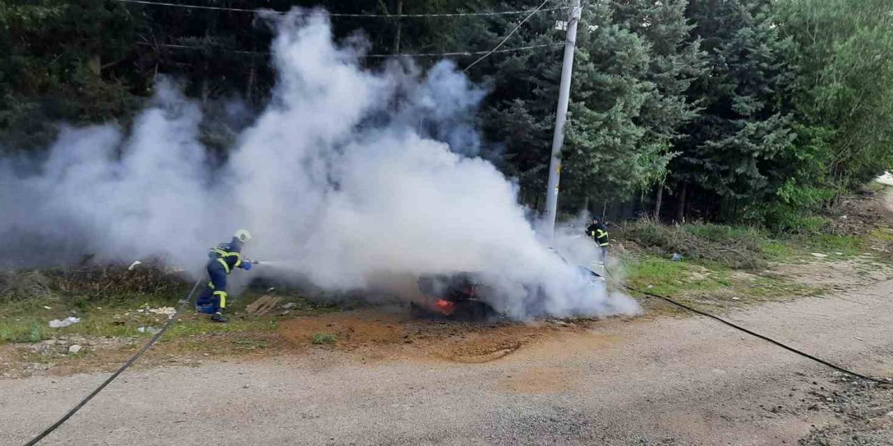 Burdur’da Park Halindeki Araçta Yangın