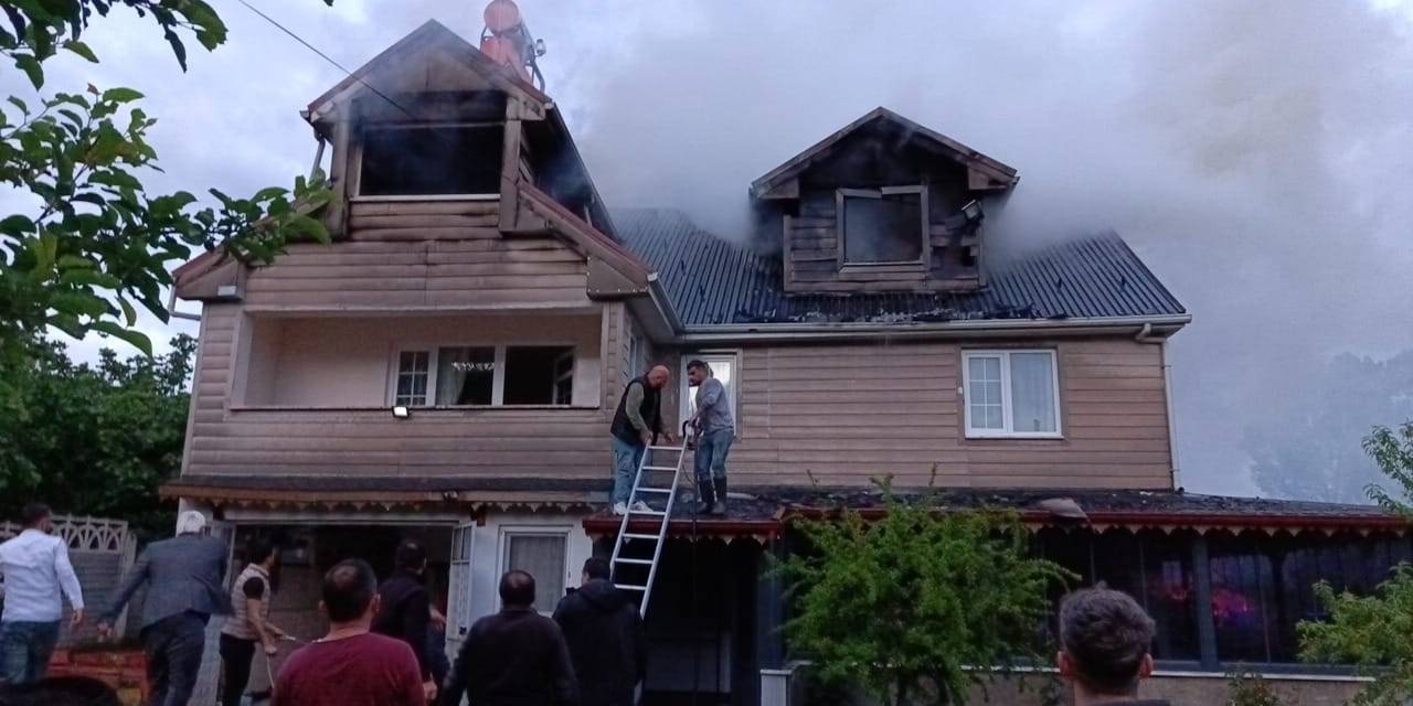 Dubleks Evin Çatısında Çıkan Yangın Köylüleri Seferber Etti