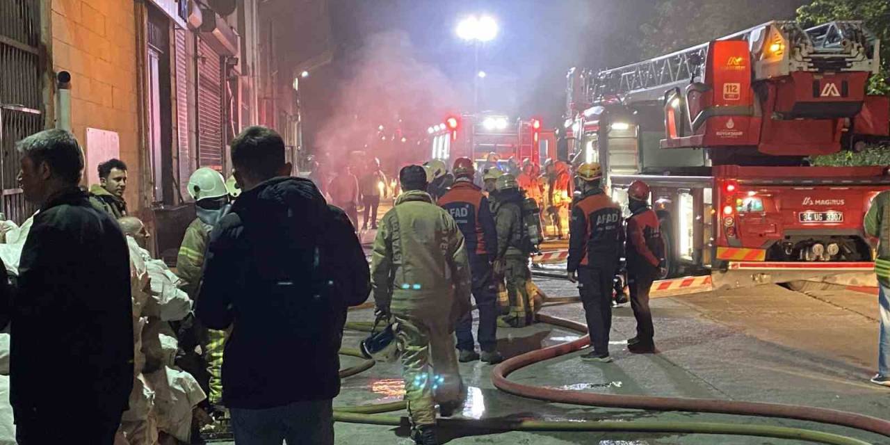 Başakşehir’de Mobilya Atölyesinde Çıkan Yangın Paniğe Neden Oldu