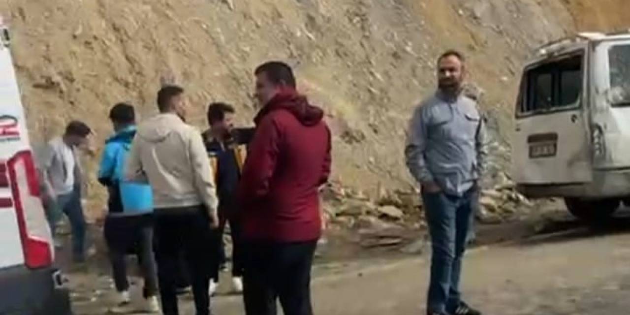 Kontrolden Çıkan Minibüs Takla Attı: 6 Yaralı