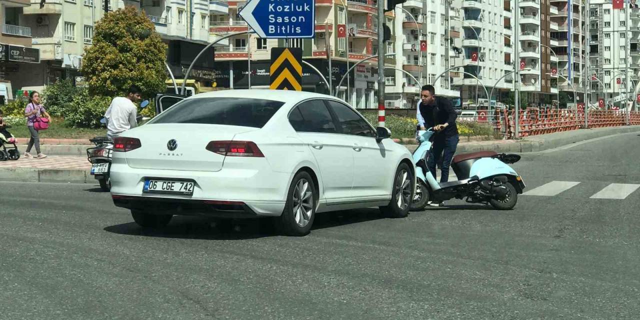 Yolu Karıştıran Sürücü Motosiklete Çarptı